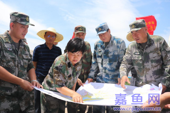 中部战区副司令员张义瑚来嘉检查防汛工作